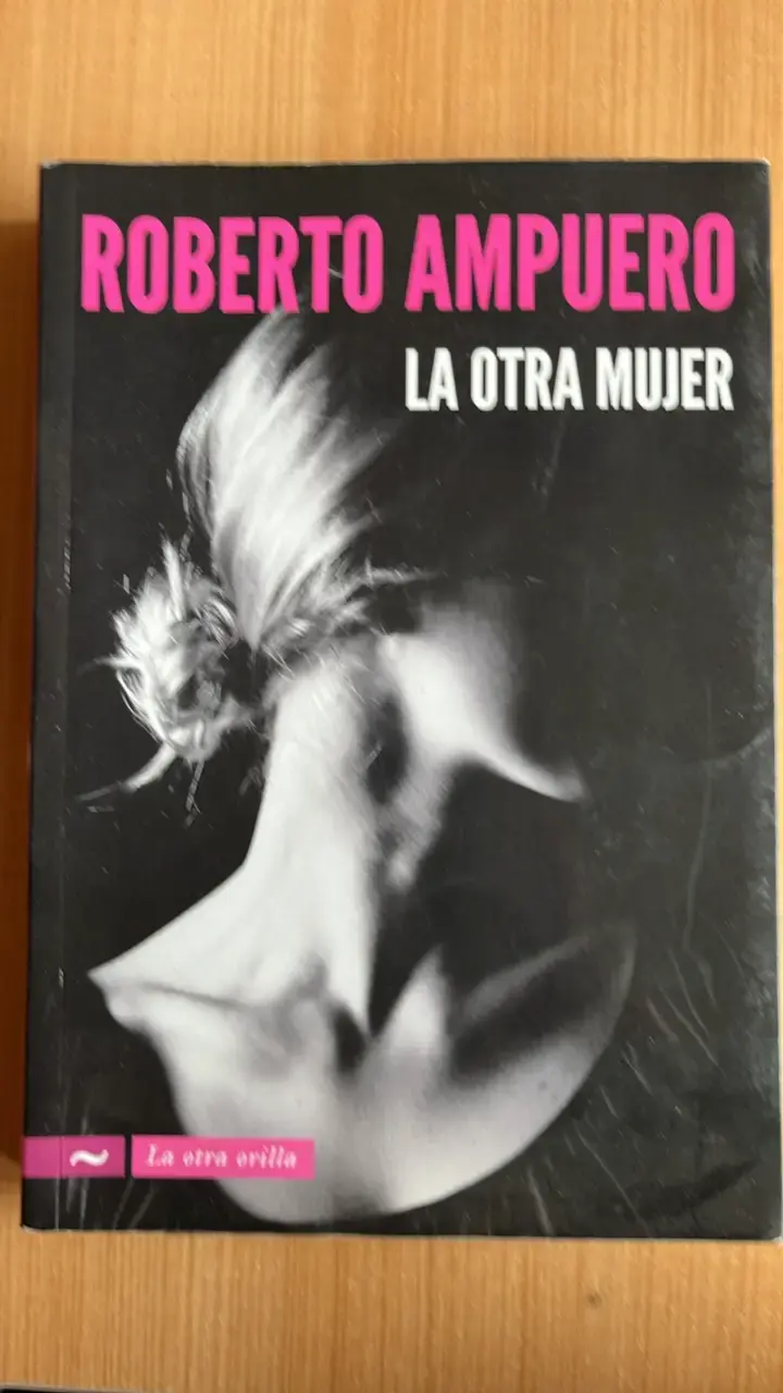 Libro 'La Otra Mujer' de Roberto Ampuero - 1