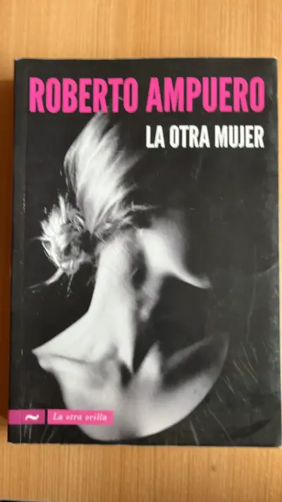 Libro 'La Otra Mujer' de Roberto Ampuero - miniatura 1