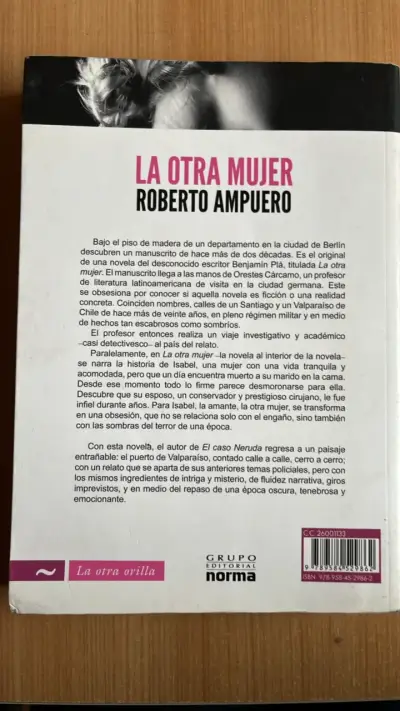 Libro 'La Otra Mujer' de Roberto Ampuero - miniatura 2