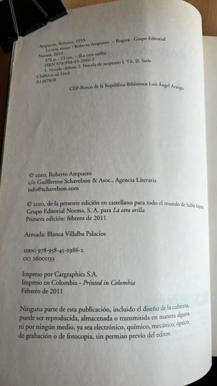 Libro 'La Otra Mujer' de Roberto Ampuero - 3