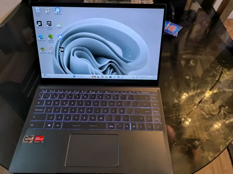 Laptop MSI Modern 14 con procesador AMD Rayzen 5 - 3