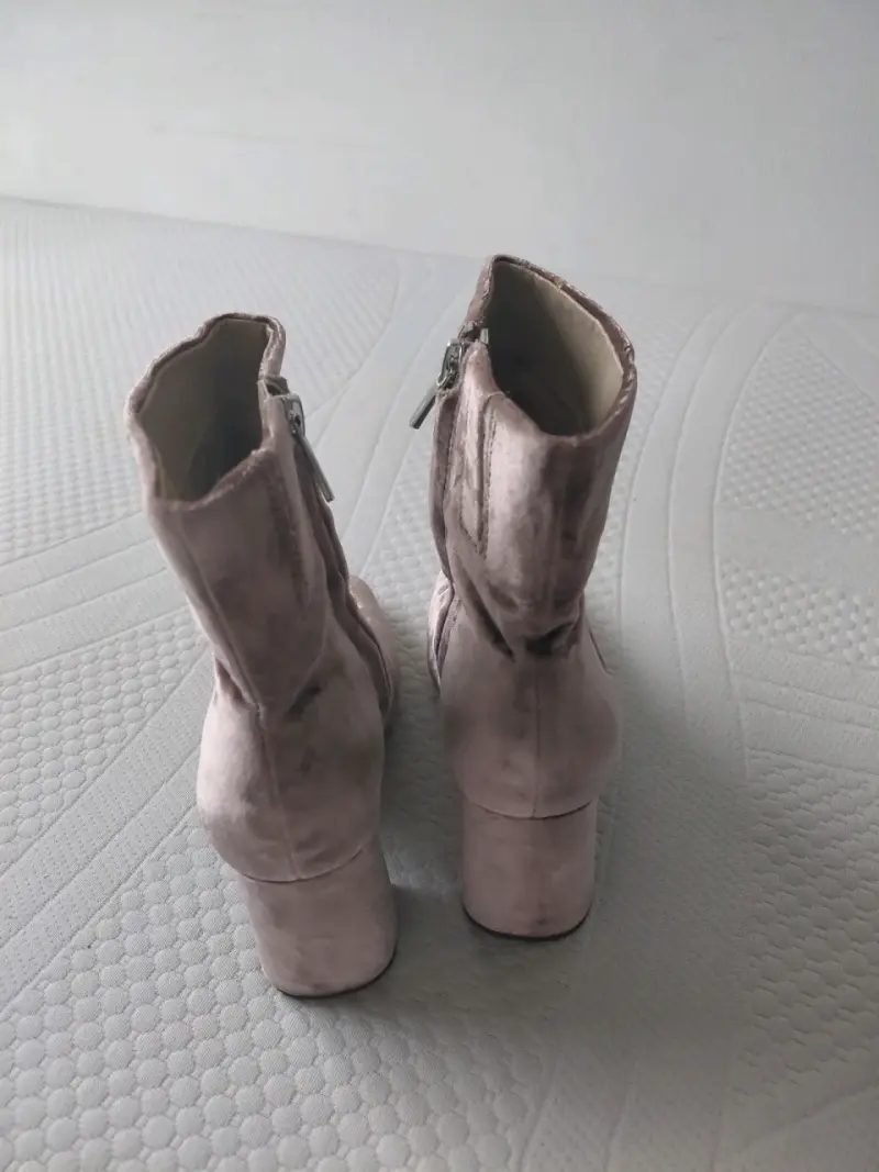 Botines de terciopelo rosa con tacón alto - 1