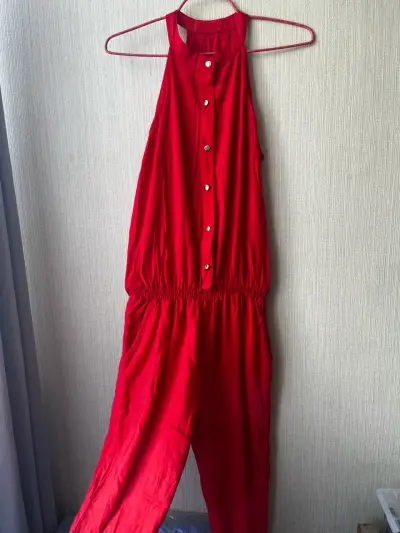 Enterito rojo sin mangas y cuello alto con botones - miniatura 2