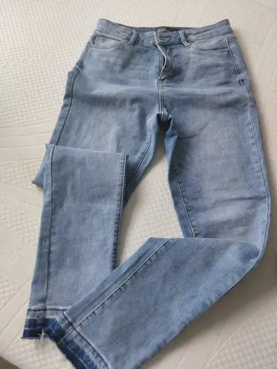 Jeans de mezclilla azul claro para mujer - miniatura 1