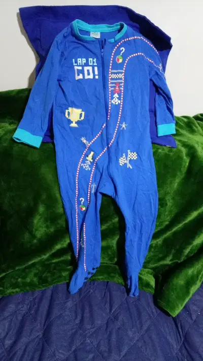 Pijama enterizo azul para niño con diseño de videojuegos - miniatura 1