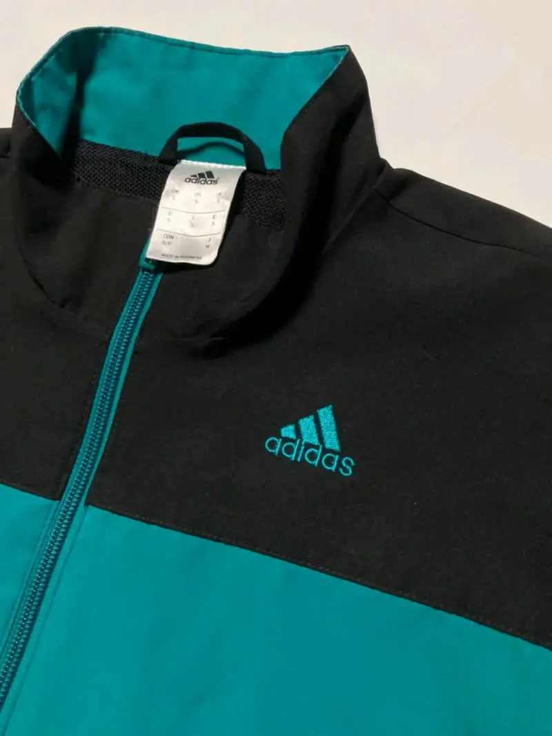 Cortavientos Adidas negro y calipso - 2