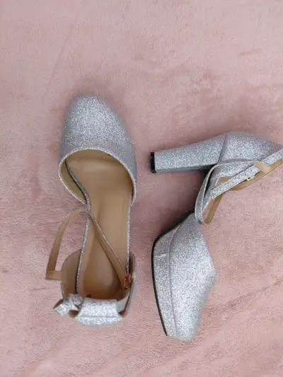 Tacones plateados brillantes con plataforma - miniatura 1