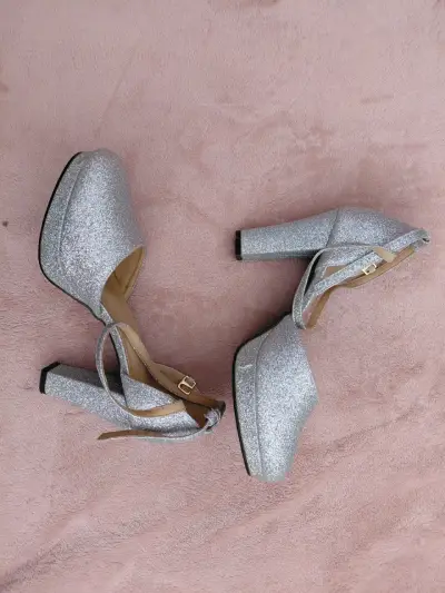 Tacones plateados brillantes con plataforma - miniatura 2