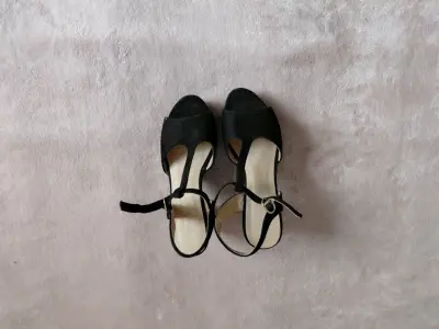 Zapatos de tacón alto negros elegantes - miniatura 1