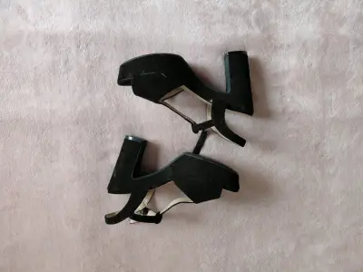Zapatos de tacón alto negros elegantes - miniatura 2