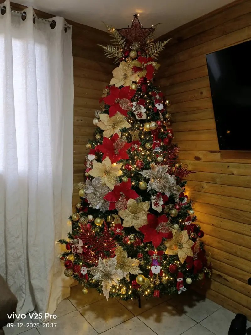 Árbol de Navidad decorado con luces y adornos