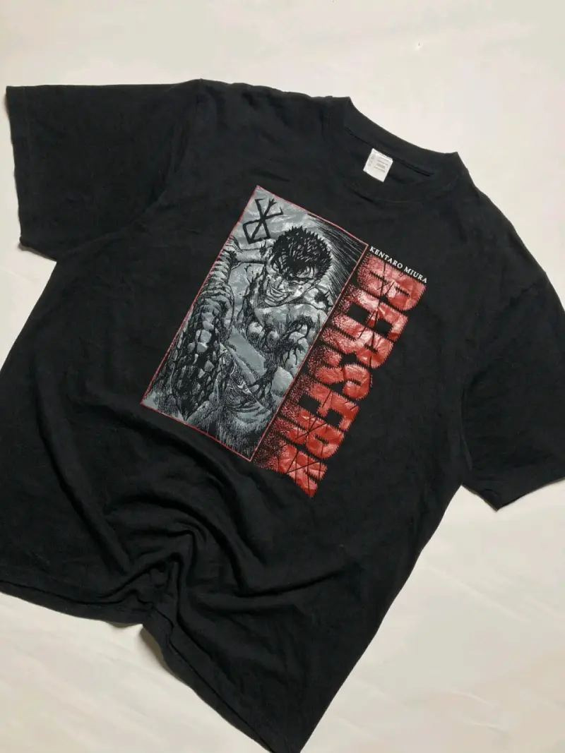 Polera Berserk megaprint - 2