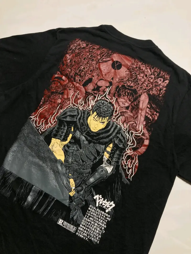 Polera Berserk megaprint - 4