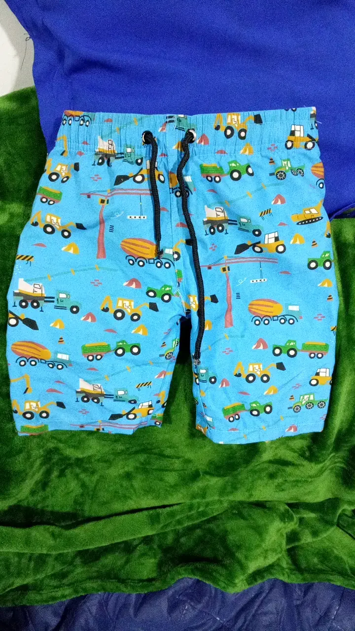 Shorts de niño con estampado de vehículos