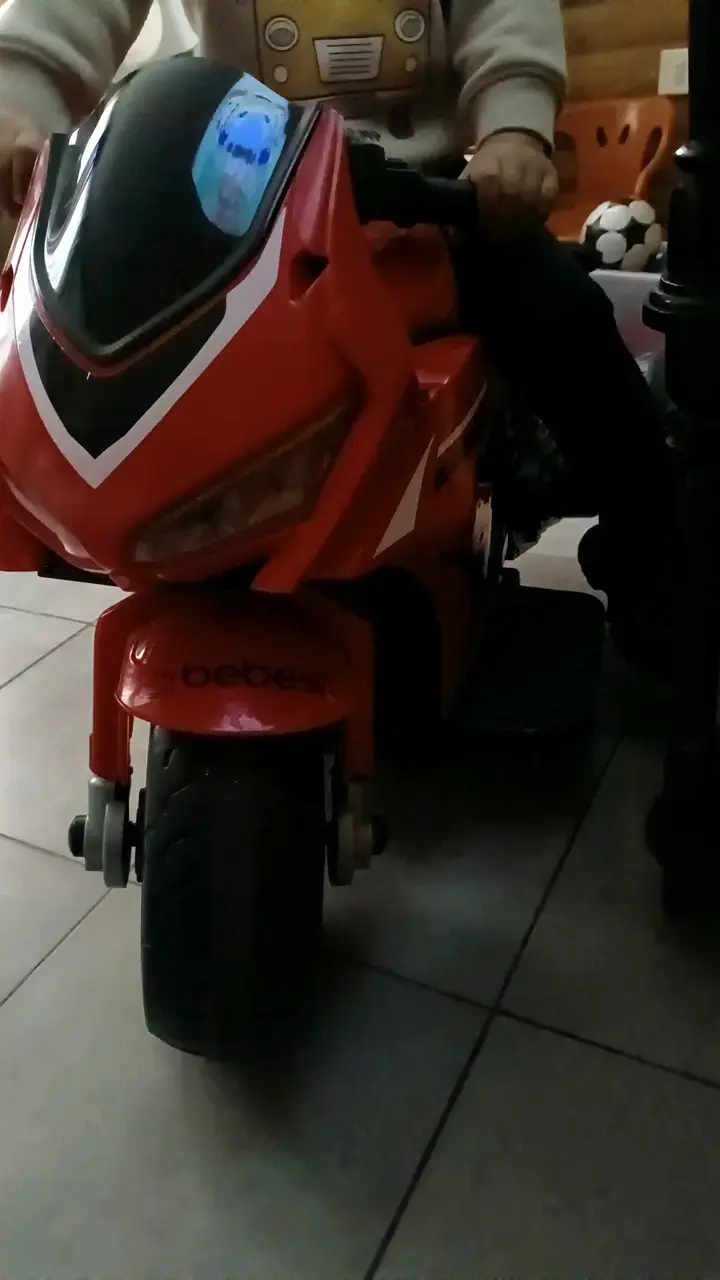 Moto eléctrica infantil Bebesit roja - 2