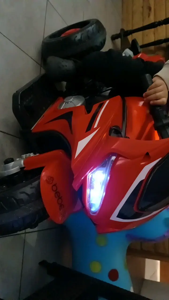 Moto eléctrica infantil Bebesit roja - 4