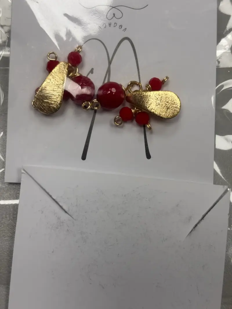 Pendientes dorados con piedras rojas elegantes