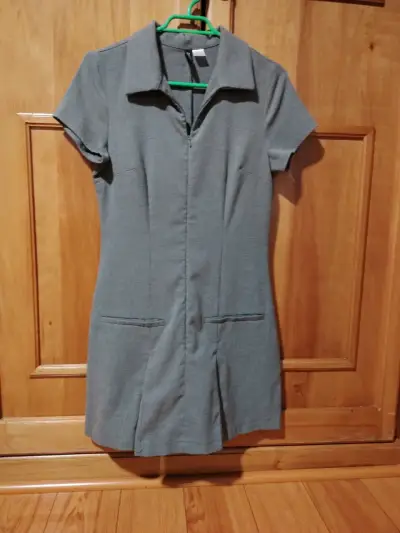 Vestido gris de oficina con cierre frontal - miniatura 1