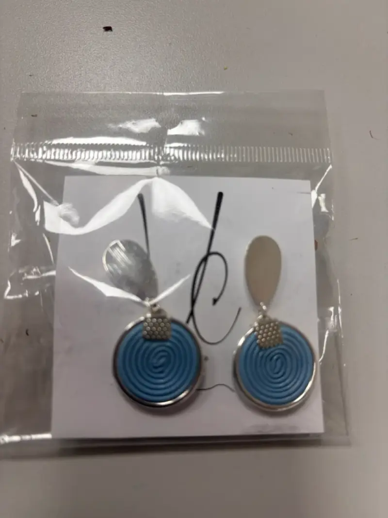 Aros colgantes con diseño espiral azul