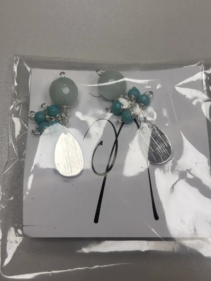 Elegantes aros colgantes con piedras azules