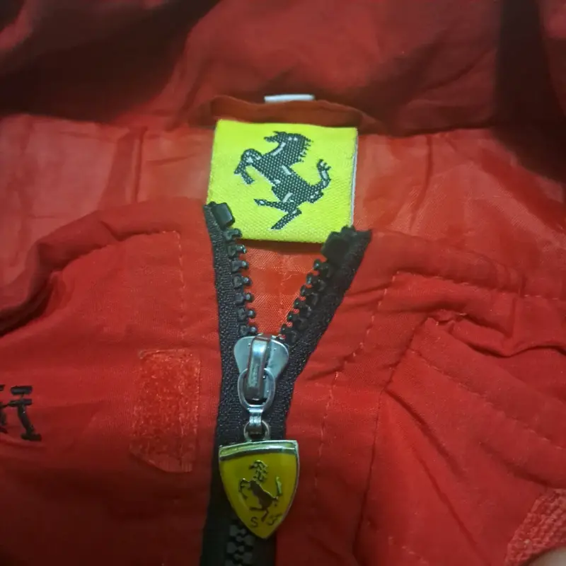 Chaqueta Ferrari roja con logos de patrocinadores - 3