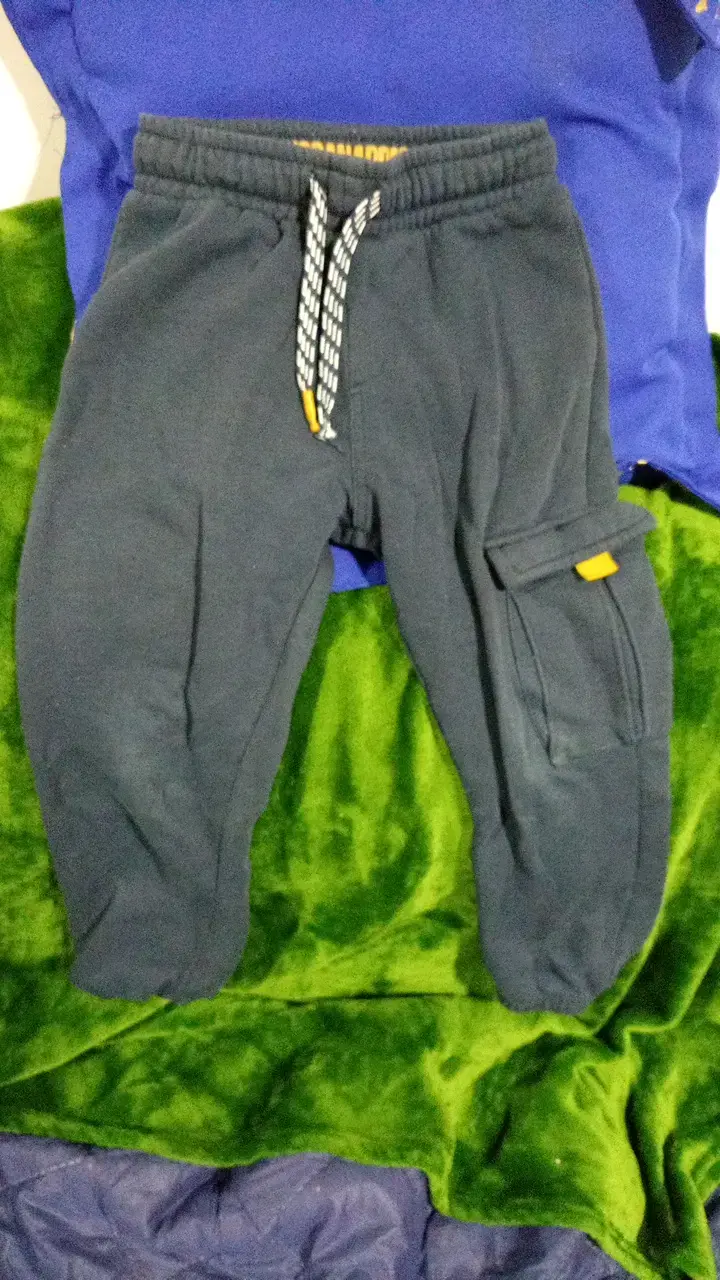 Pantalones deportivos azul marino con bolsillos - 1