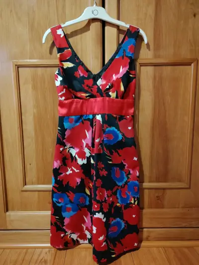 Vestido floral de verano con escote en V - miniatura 1