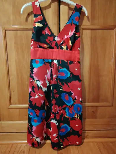 Vestido floral de verano con escote en V - miniatura 3