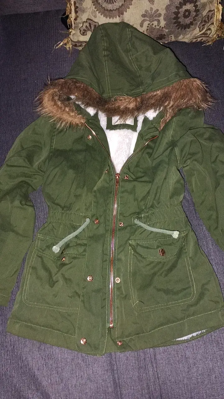 Parka verde con capucha de piel sintética - 2