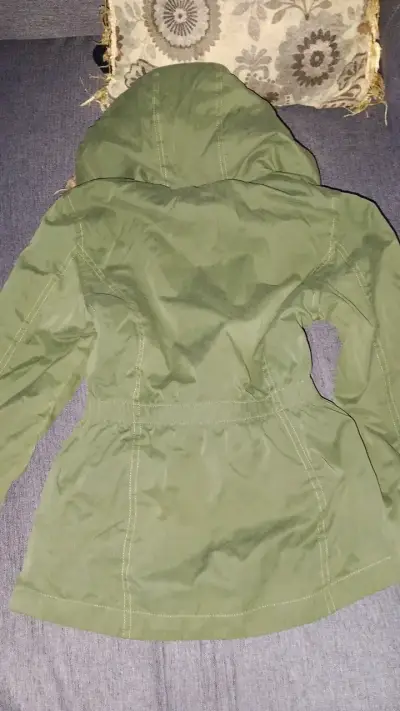 Parka verde con capucha de piel sintética - miniatura 3
