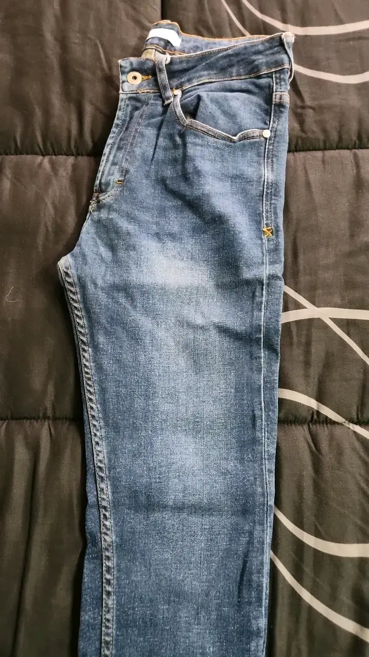 Jeans azul clásico para hombre en buen estado