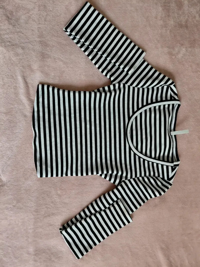 Polera de rayas blanco y negro manga larga