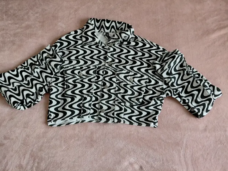 Chaqueta corta estampada en blanco y negro