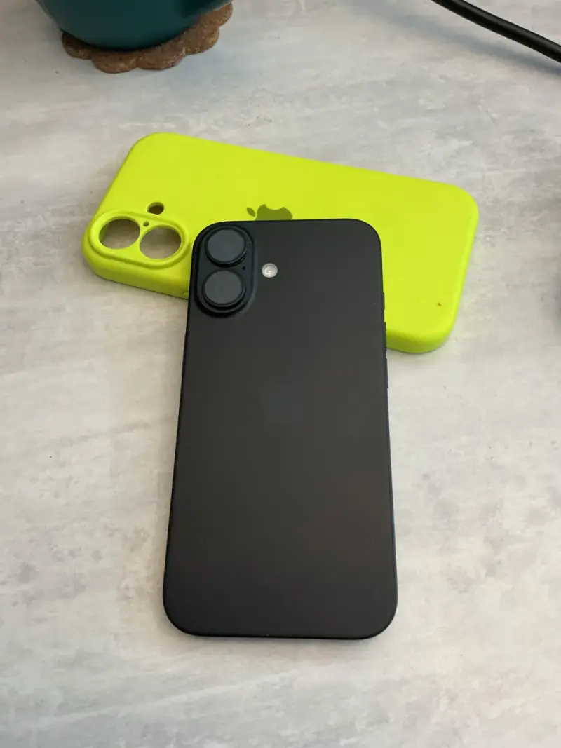 iPhone 16 128 gb incluye 2 carcasa - 3