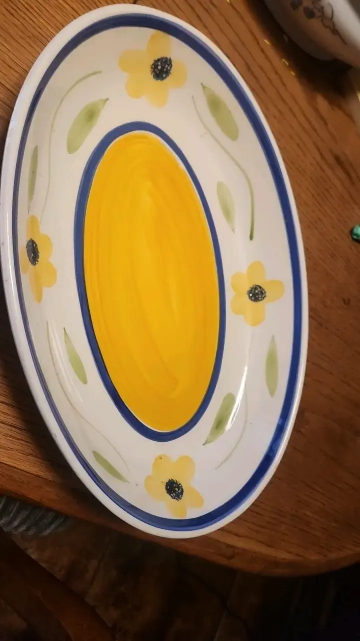 Plato ovalado de cerámica con diseño floral