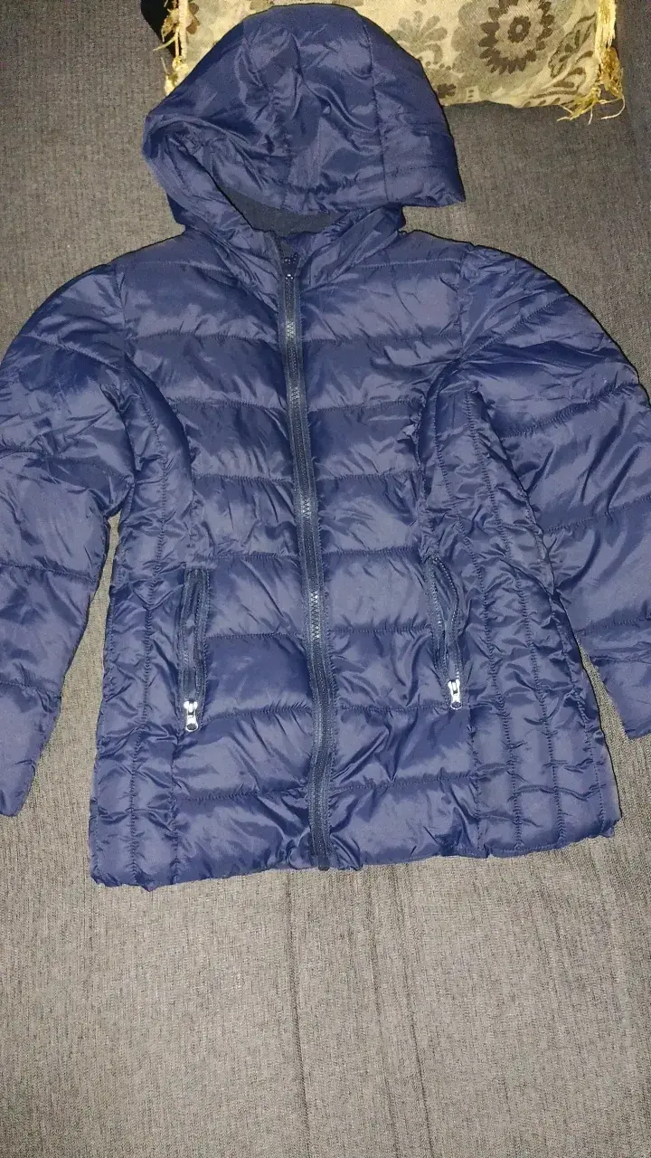 Chaqueta acolchada azul con capucha para niña