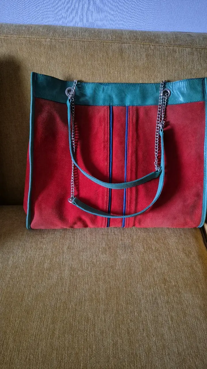 Bolso de mano grande rojo y verde con cadena - 1