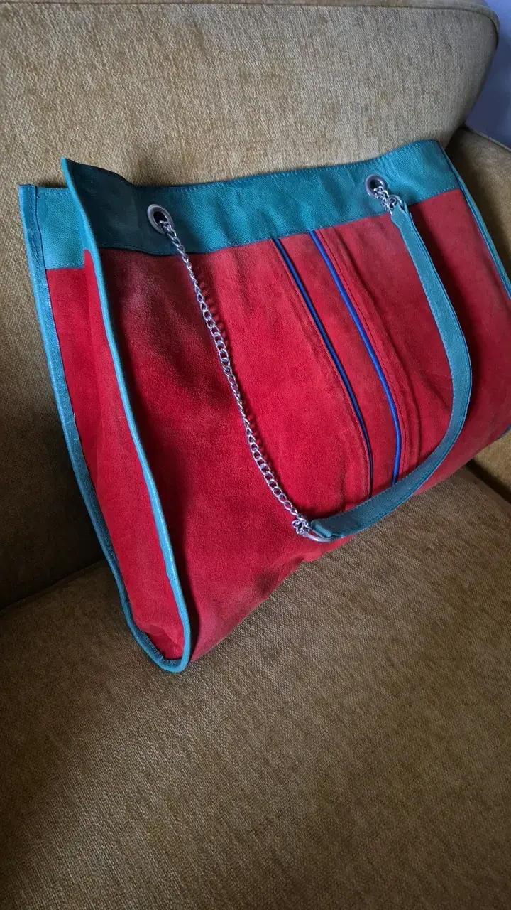 Bolso de mano grande rojo y verde con cadena - 3