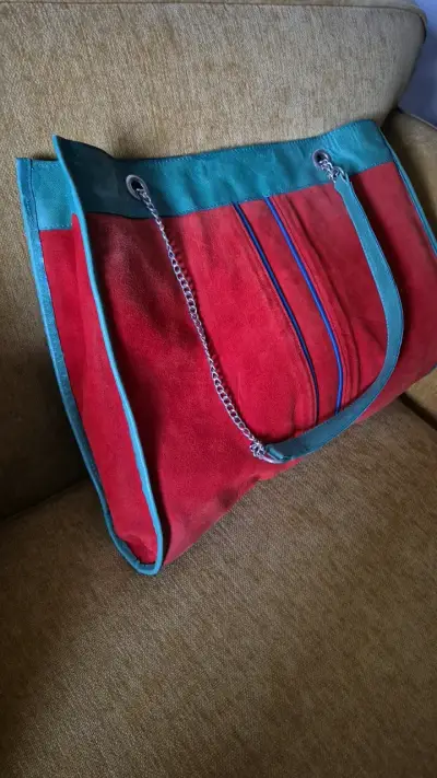 Bolso de mano grande rojo y verde con cadena - miniatura 3