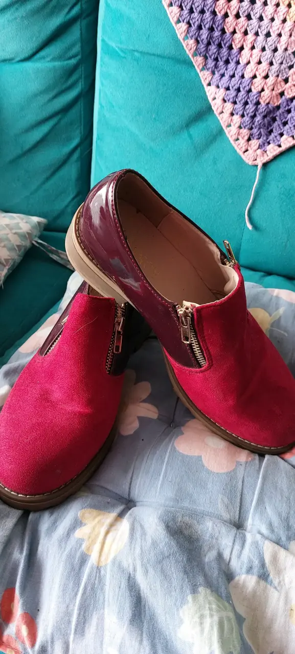 Zapatos de mujer color burdeos con cierre