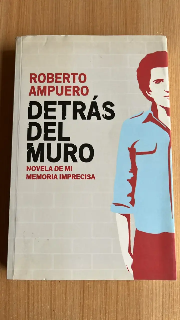Libro 'Detrás del Muro' de Roberto Ampuero - 1