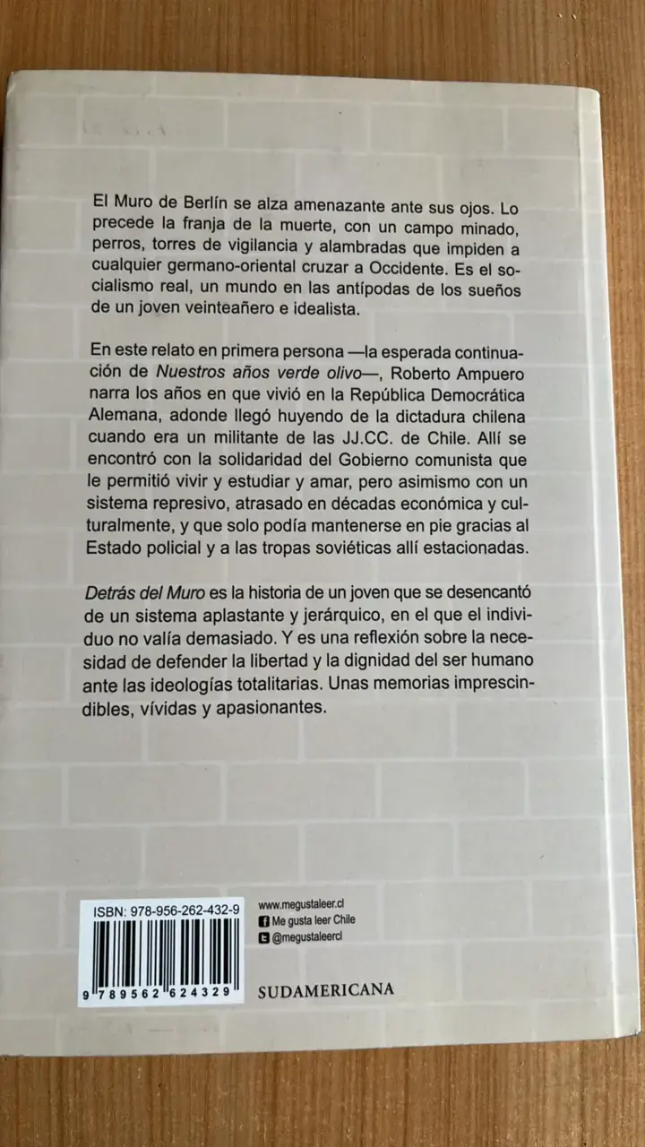 Libro 'Detrás del Muro' de Roberto Ampuero - 2