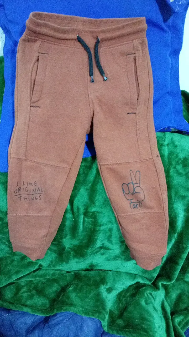 Pantalones deportivos marrones con diseño original