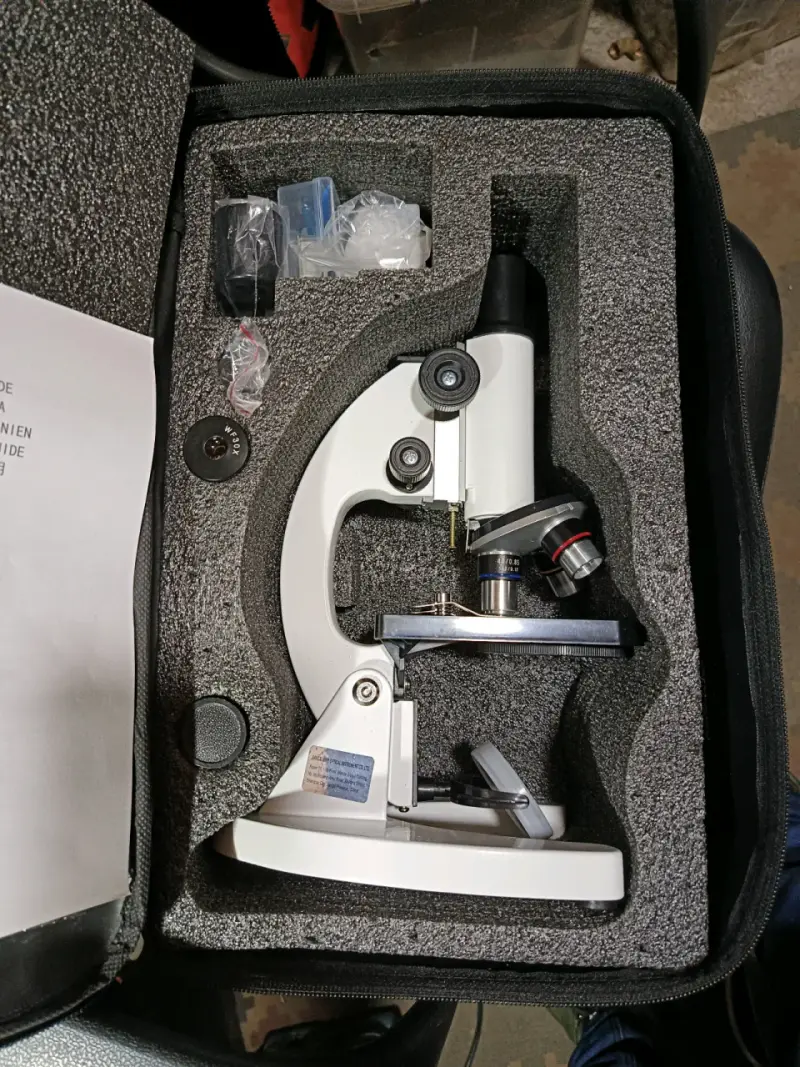 Microscopio óptico con accesorios en estuche