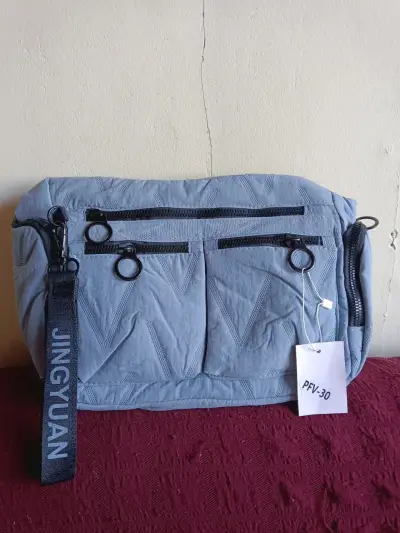 Bolso bandolera azul con múltiples bolsillos - miniatura 1