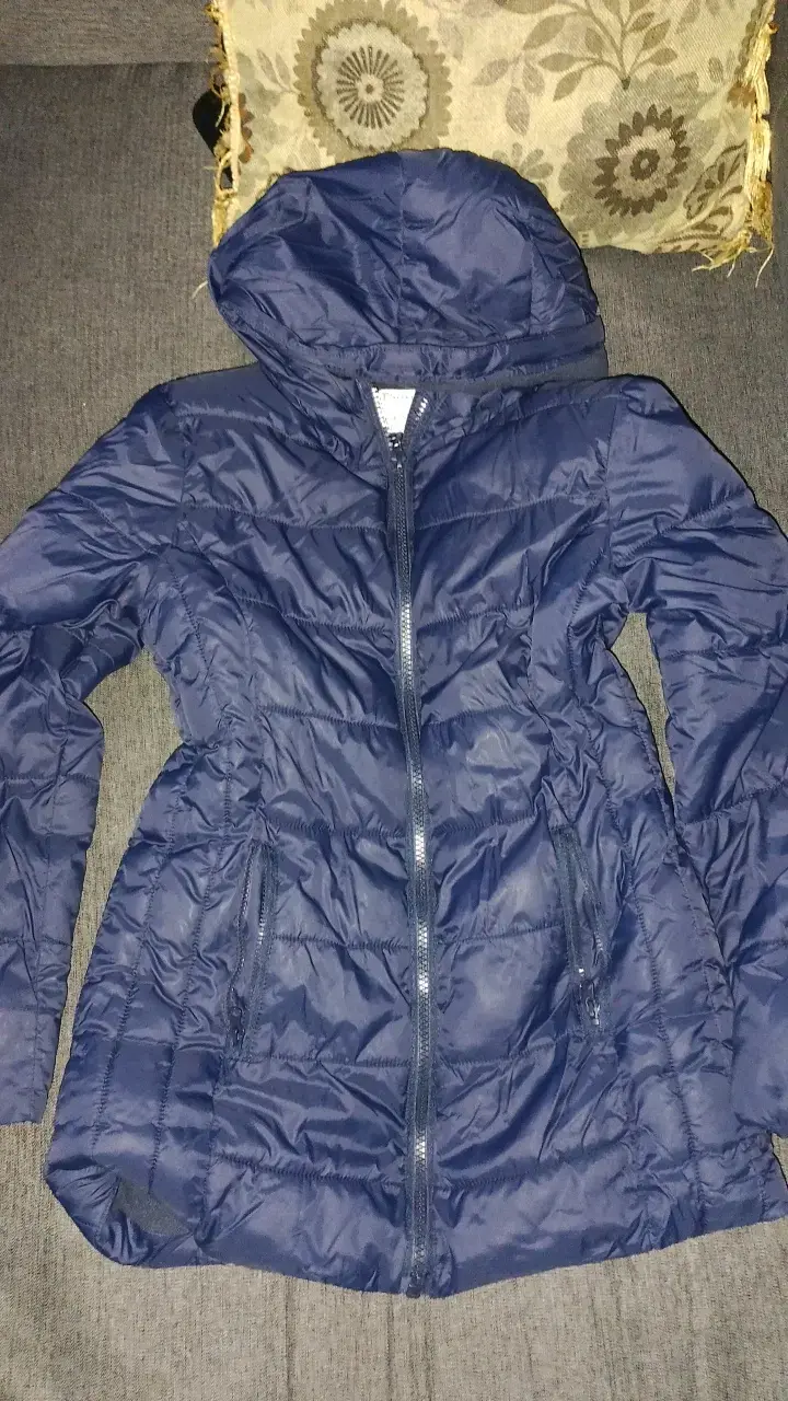 Chaqueta acolchada azul con capucha para niña