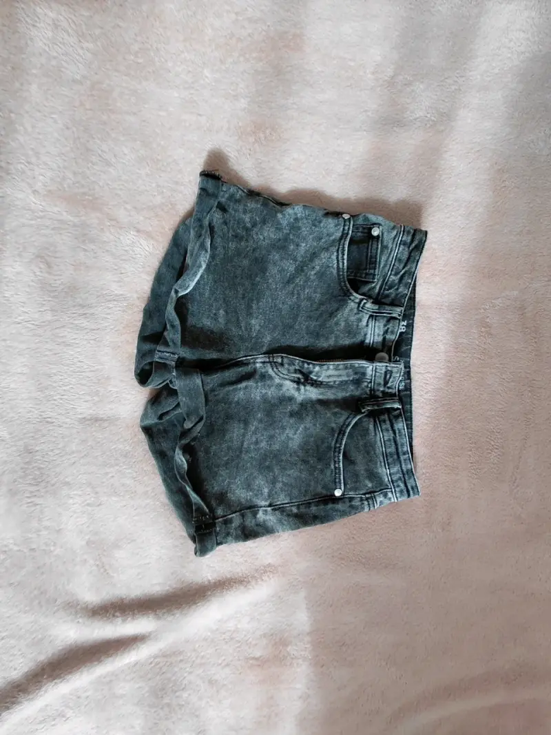 Shorts de mezclilla gris oscuro para mujer