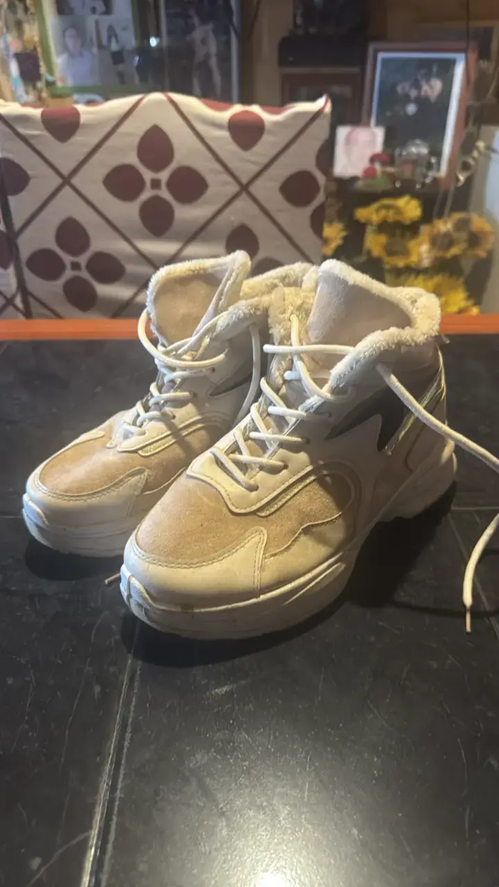 Zapatillas deportivas con forro de lana beige