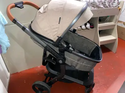 Coche de bebé Bebesit con capota beige - miniatura 1