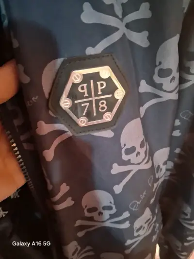 Chaqueta con diseño de calaveras para hombre - miniatura 3